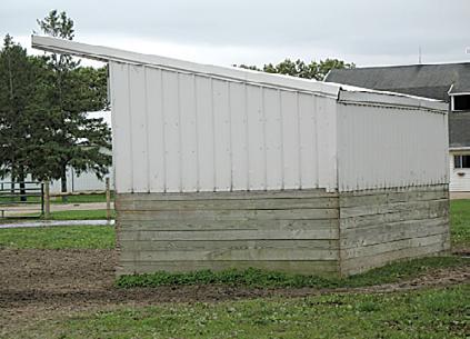 A run-in shed with straw bedding is available in the turnout area.