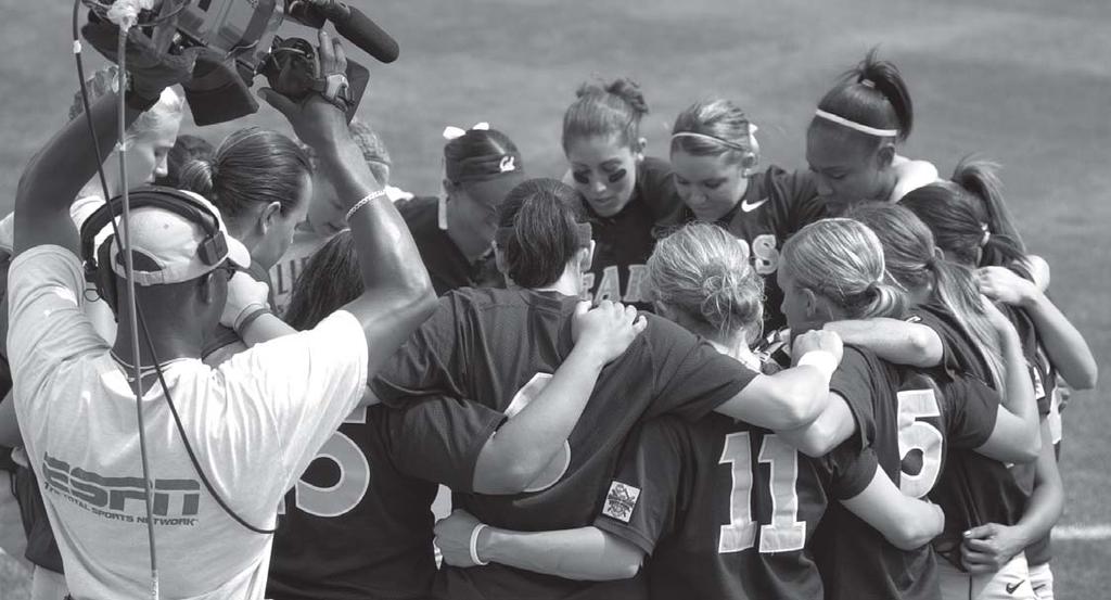 The Golden Bears get together before a game during the 2005 Women s College World Series.