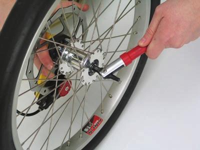 fitting your rear wheels Now install the rear wheels. Fig 5 shows that there are left and right wheels.