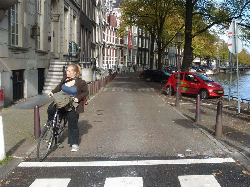 Measures for Promoting Public Space Car-restricted Zones Traffic calming: Traffic calming in Amsterdam Idea: Give both