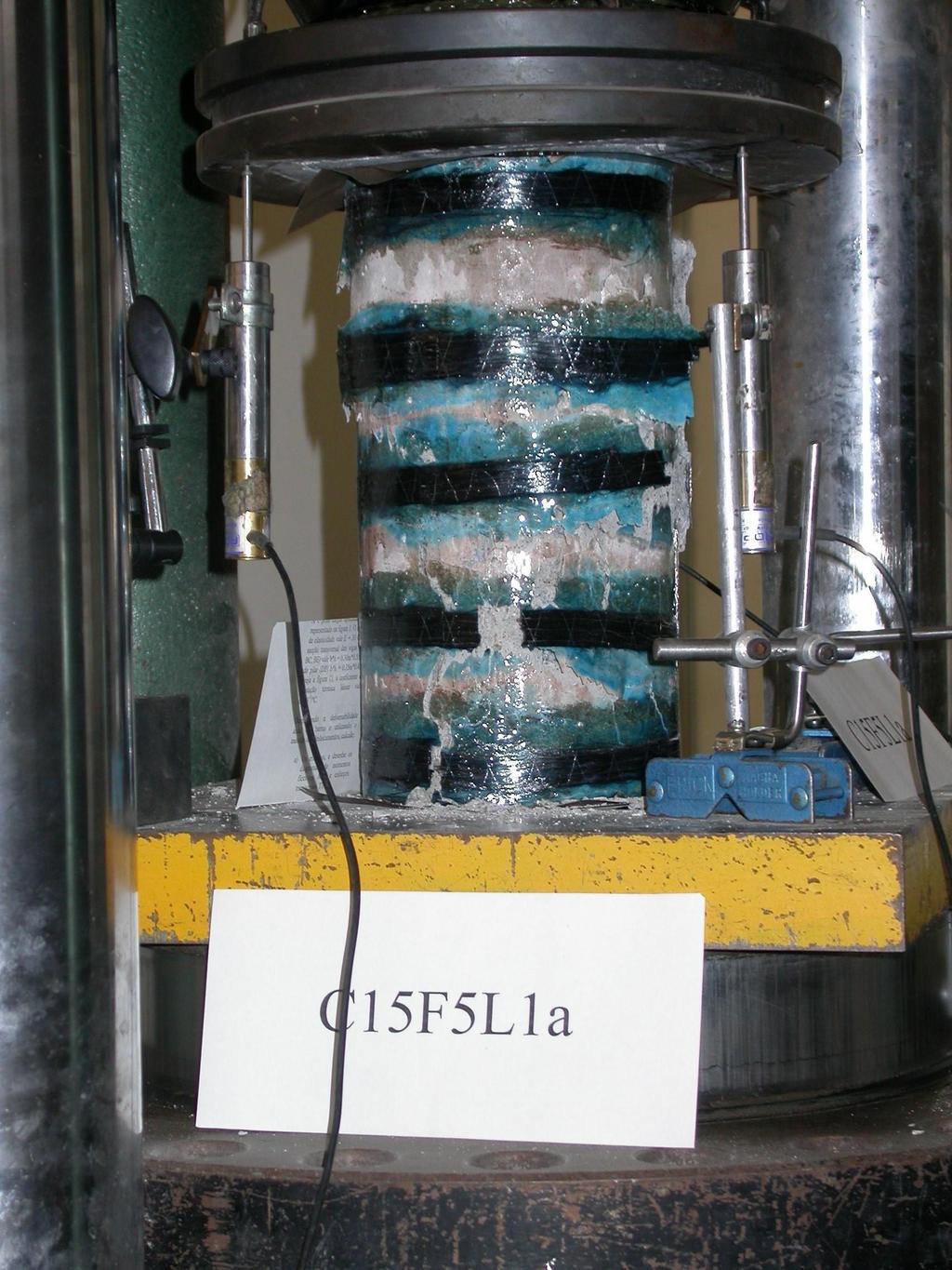 To decrease the confinement effect on the specimen, a teflon system was applied inbetween the platens of the testing rig and the specimen extremities.