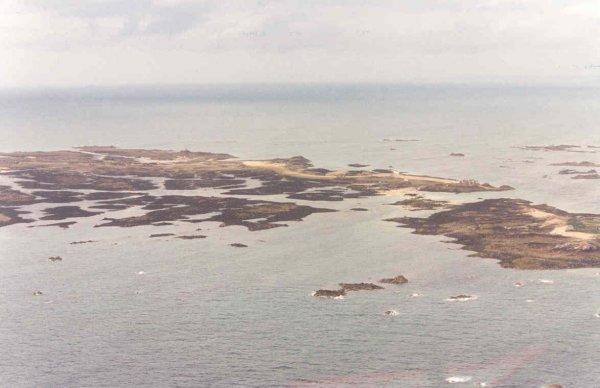Les Minquiers, Jersey (9,575 ha, 48 58'N 002 07'W) is an extensive shoal area lying 34 kilometres due south from Saint Helier on Jersey.