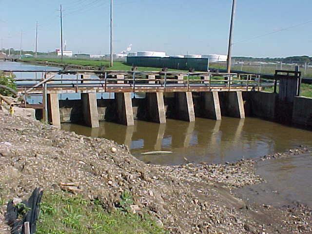 1. Introduction This report presents detailed calculations and documentation for the existing conditions base flood elevation (BFE) analysis of the waterways that drain from the confluence of Long