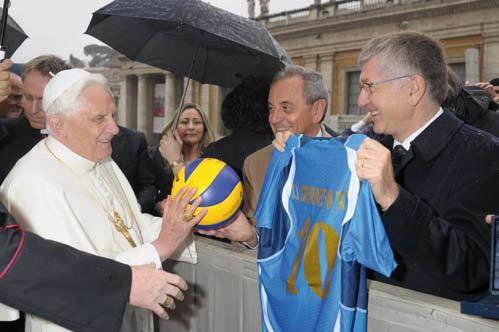 During The Pope s audience, the organizing committee for the FIVB 2010 Men s World Championship in Italy presented Pope Benedict XVI with an Italian national team shirt with S.