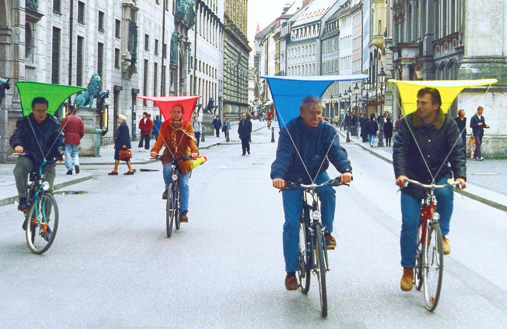 Allride a weather shield for cyclists "Allride" has got the hang of it: An elastic frame construction, stretched over the bicycle like a roof, provides a comfortable ride in all weathers.
