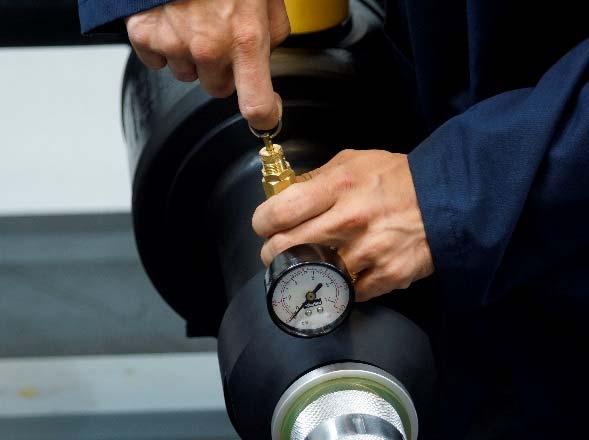 Ensure that pressure gauge reads 0 before removing adapter from valve.