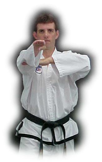 4 OFFENSIVE TECHNIQUES Fixed stance side punch (gojung so yop jirugi) When the punch is delivered to the flank it is called a side punch. This technique can be found in the pattern Won-Hyo.