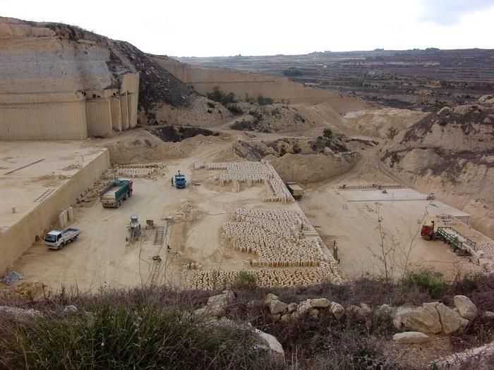 Barriera tal-franka, minn fejn joħroġ il-ġebel għall-bini u x-xaħx. jitlaqqgħu kumitati ta esperti biex joħolqu l- kliem li hemm bżonn ħalli l-lingwa tissaħħaħ u timxi maż-żminijiet (Felber, 2009).