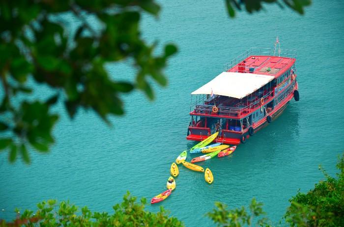 One Day Trip to Ang Thong by Slower Ferry Slower Ferry Boat is waiting in the bay for its passengers How does the trip from Ko Samui / Ko Pha Ngan look like? You board the boat at 8.30 in the morning.