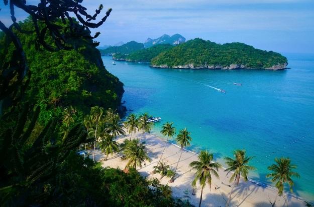 White sandy beaches, turquoise blue seas, limestone cliﬀs, and sparkling night swimming with bioluminescent plankton. This is Ang Thong National Park 42 small islands in Andaman sea, Thailand.