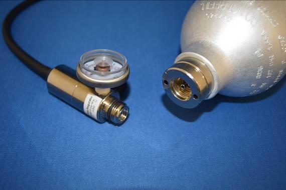 2] Screw the flow regulator into the valve of