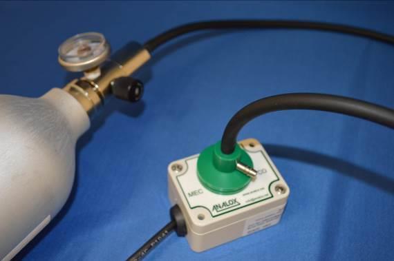5] Allow the calibration gas to flow for a few minutes or until the reading has stabilised. 6] Perform the calibration by sending the MEC sensor the appropriate calibration command.