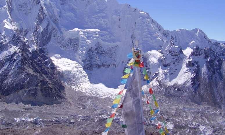 Nepal - Everest Base Camp Trek (2017) Guided 16 days / 15 nights The Everest Base Camp trek, a very well known mountain trek, starts at the upper Phakding and follows the Dudh Kosi valley which