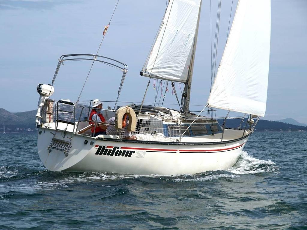 Dufour 2800 Price: 0,000 Location: Mallorca, Contact: mallorca@sunbirdyachts.eu DUFOUR 2800, 98, all GRP, white hull.