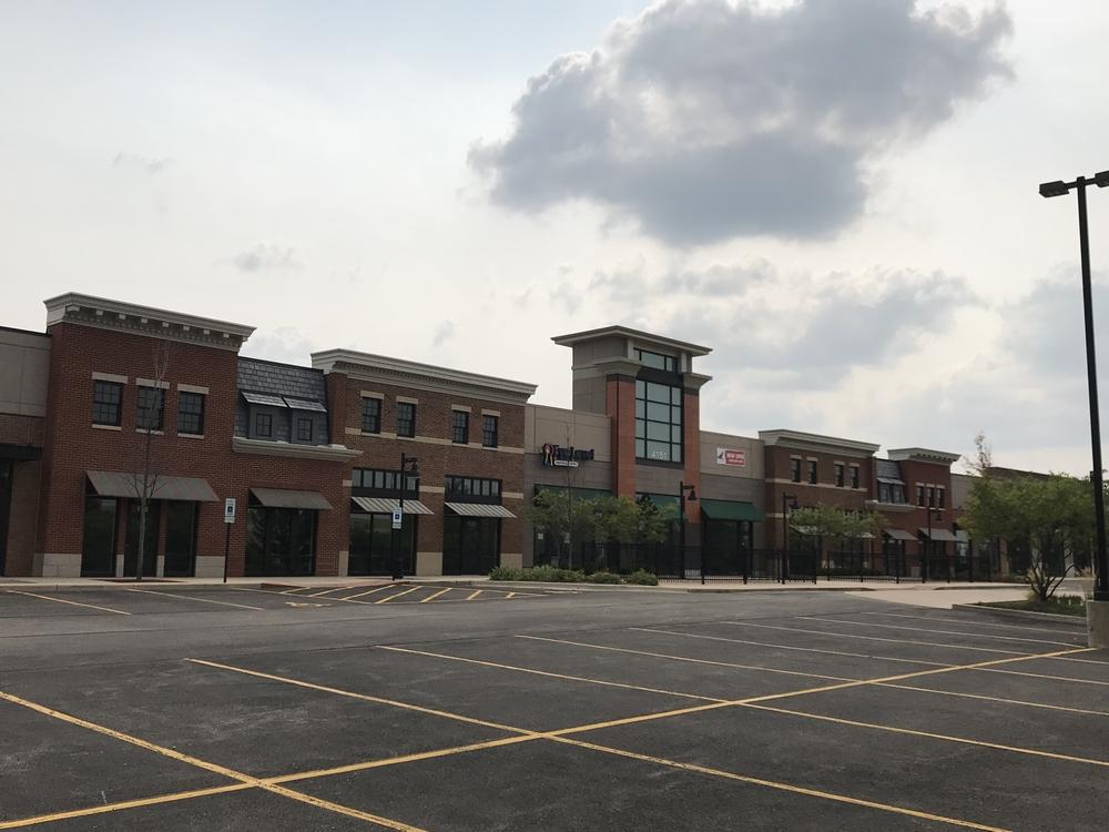 EXECUTIVE SUMMARY OFFERING SUMMARY Available SF: 918-12,250 SF PROPERTY HIGHLIGHTS Retail, professional, medical space in the second largest city of Illinois Rate: $14.