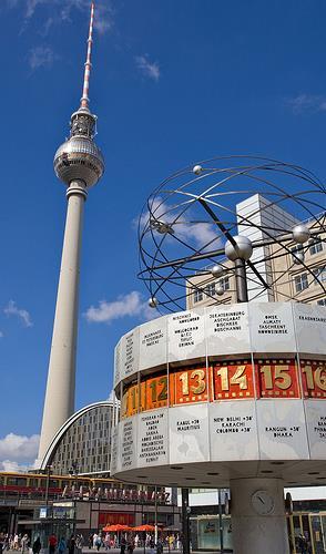 Berlin An outstanding investment opportunity Content Capital political and cultural center Economic Base