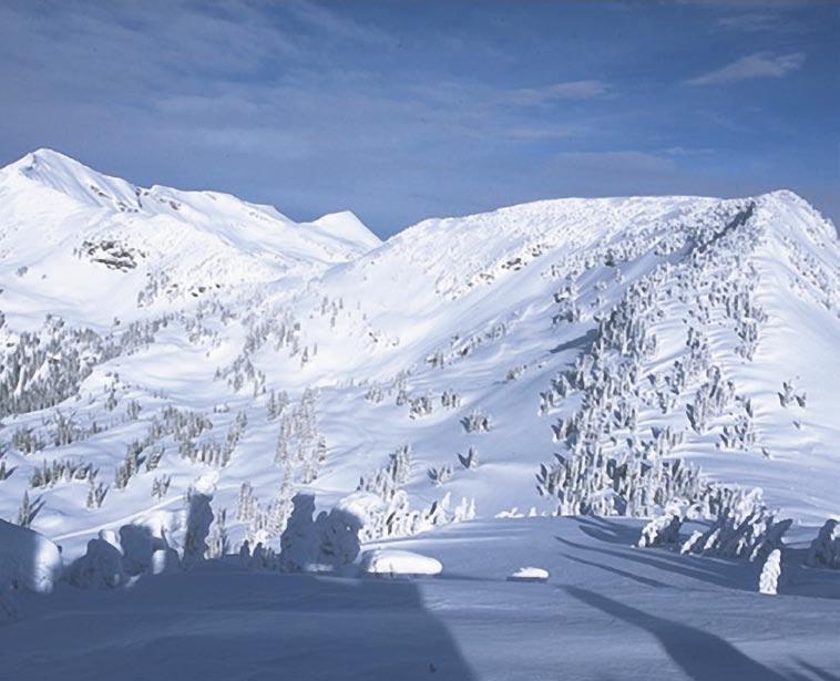 welcome For enthusiastic powder skiers and snowboarders, Monashee Powder offers exhilarating snowcat excursions through untracked powder. We re located in the Monashee s, the most westerly range of B.