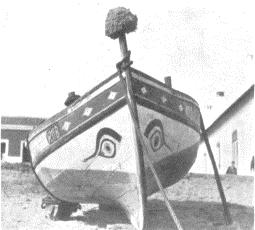 The Pinis Gobel boat has a spiral ornament on its bow (as illustrated), while the Pinis Dogol boat does not have any ornament on its bow.
