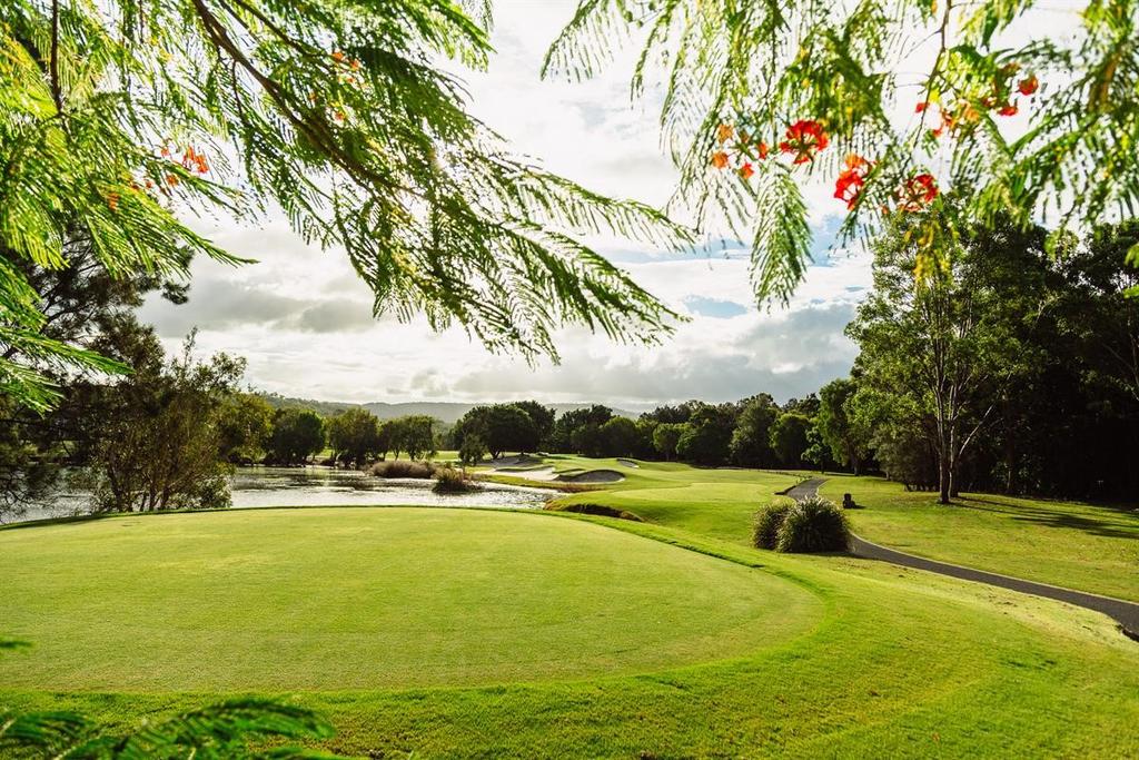 GOLF COURSES THE GLADES The Glades Golf Club boasts the reputation as one of Australia s most prestigious resort golf courses and is located right here on the Gold Coast.