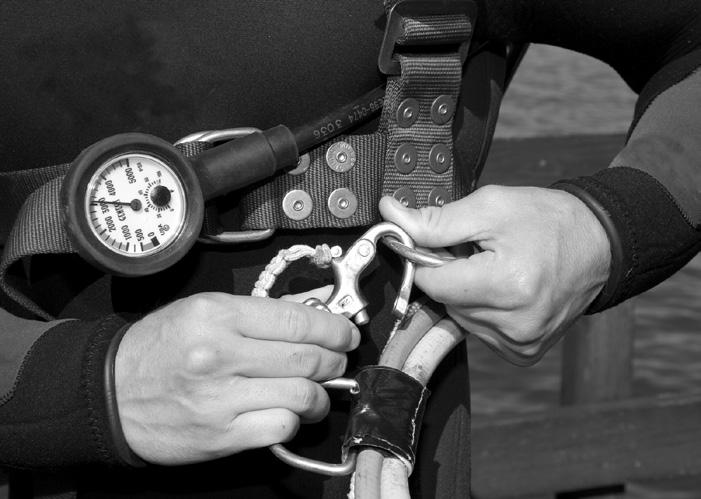Installing the Manifold Block on the Harness The diver s umbilical must always be connected by a snap hook to the harness. Note the submersible pressure gauge used to monitor the bailout supply.
