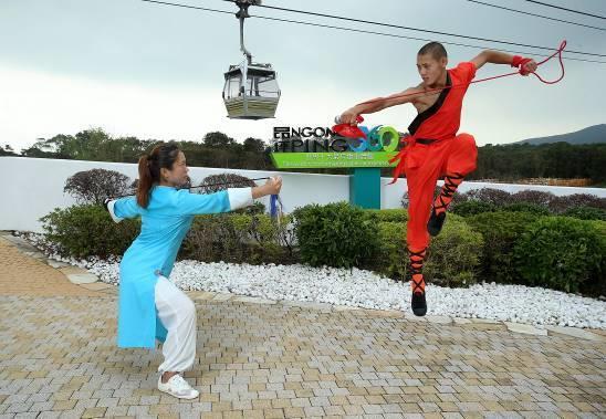Photo 5 Shaolin masters use Shaolin s meteor hammer in this