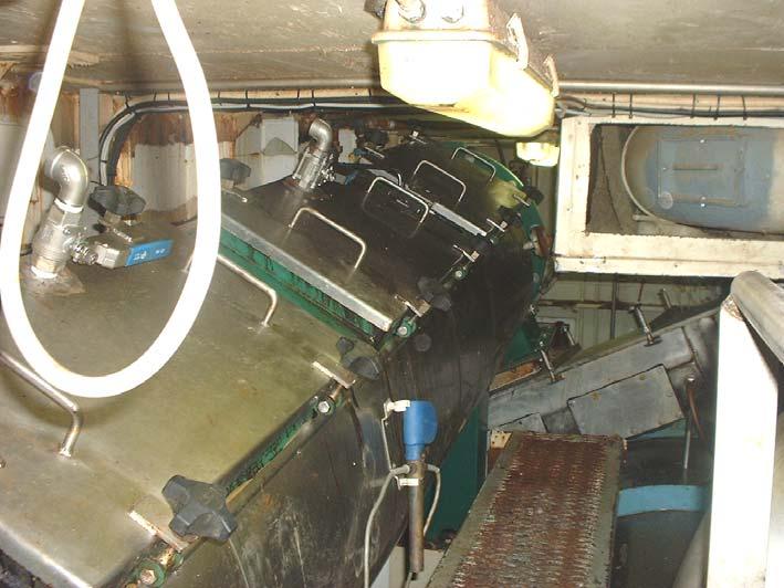 Both crewmembers checked that the supply of steam and power to the cooker had been isolated. Crewmember 2 asked Crewmember 1 if he had opened the inspection hatch at the top of the cooker.