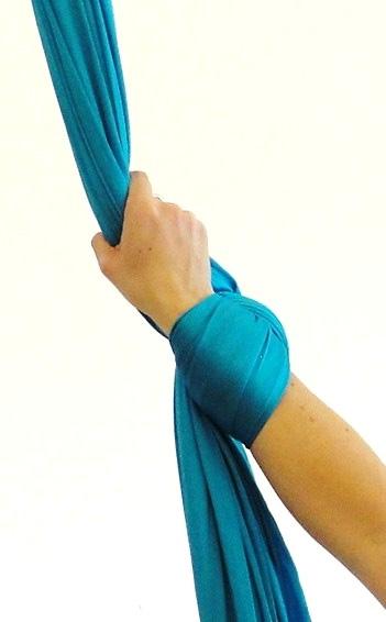 4 5 After placing the tail around your hand, rotate your hand and grab the pole of the fabric. Repeat in the opposite manner to complete a wrist hitch on your left wrist.