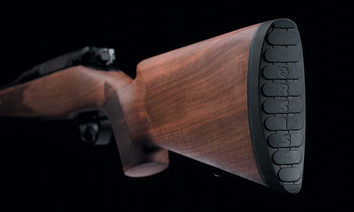 The Orsis 120 carbine has a noble wooden stock, with a backplate made of wear-resistant rubber and a serrature on the handle that provides for a
