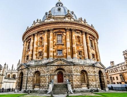 Park, with time for shopping in the famous Covent Garden. Oxford: This historic town is the home of the world s oldest English speaking university, with it s famous colleges, libraries and museums.
