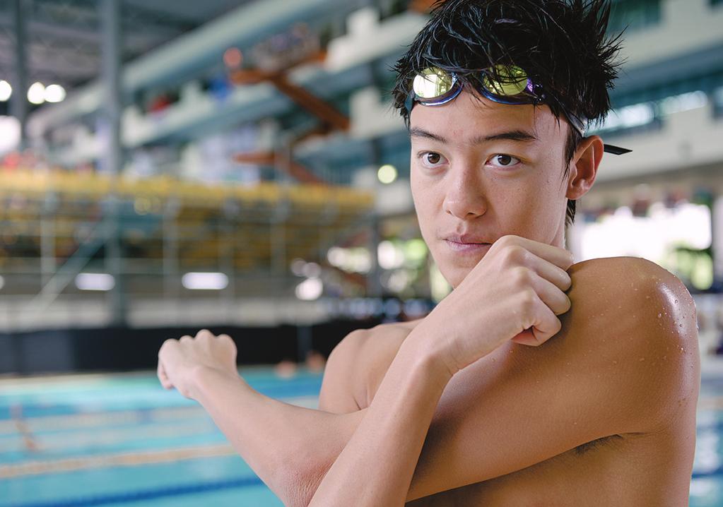 Cheong Ee Hong Christopher DOB: 30 Oct 1996 HEIGHT: 182cm WEIGHT: 66kg My love for swimming started because of the bond I have built with my fellow athletes through our training sessions.