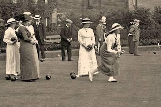 Members are encouraged to dress up in 1920 s flapper dresses and gangster outfits or traditional lawn bowling attire and join in