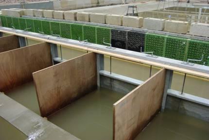 Each of the eight adjustable weirs is regulated such that the flow is distributed evenly over the entire 7m.