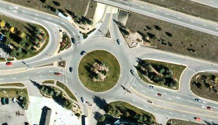 They are also useful to maintain traffic during future work on the roundabout or approach roads. Photo: Ourston Roundabout Engineering Figure 2.4 Gated pass-through at a roundabout. 2.1.