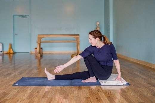 Part 3 Bringing Trunk Closer to Bent Leg After twisting your lower spine in a reclining position, keep your left arm against the outer right thigh to maintain the twist as you sit up,