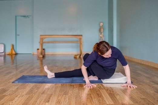 Then, make 2-3 attempts to bring your armpit closer to the thigh and your left arm further down on the left thigh as you did in Parivrtta Parsva Konasana.