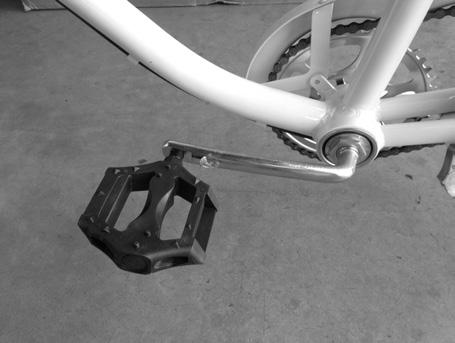 Pedals Attach the pedals and tighten with a 15mm narrow open ended spanner. Note that the right hand pedal attaches to the chainwheel side crank with a right hand (clockwise) thread.
