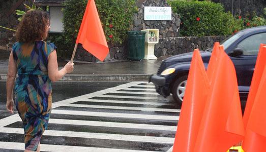 Uncontrolled locations - Enhanced s SIGNAL/SIGNAGE TREATMENTS (CONTINUED) Crosswalk Flags (Photo by Kailua Village Business Improvement District) Brightly colored removal flags are placed at