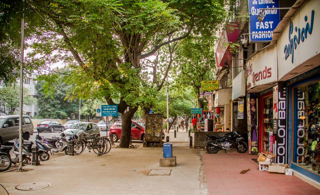Besant nagar, Second Avenue BEFORE: The old footpath on 2nd Ave in