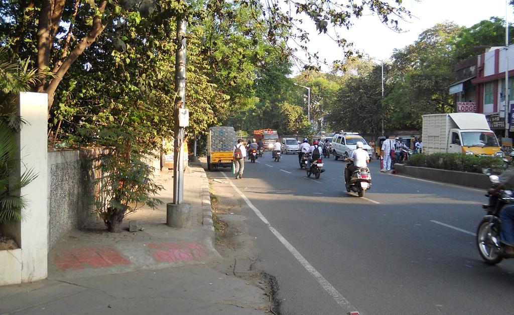 Police Commissioner s Office Road BEFORE: The pedestrian realm was characterised