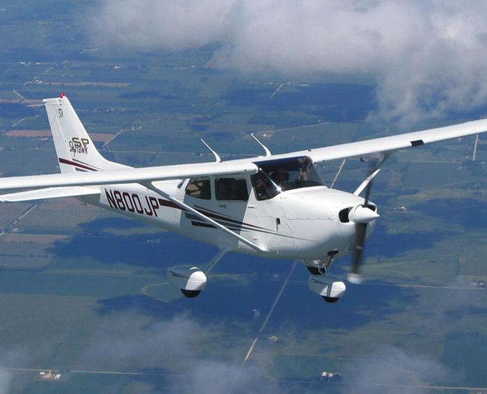 Cessna 172R Category SPECIFICATIONS (calculated) Base Amphibious floatplane Engine, [kw] 119 119 Wing span, [m] 11.00 11.