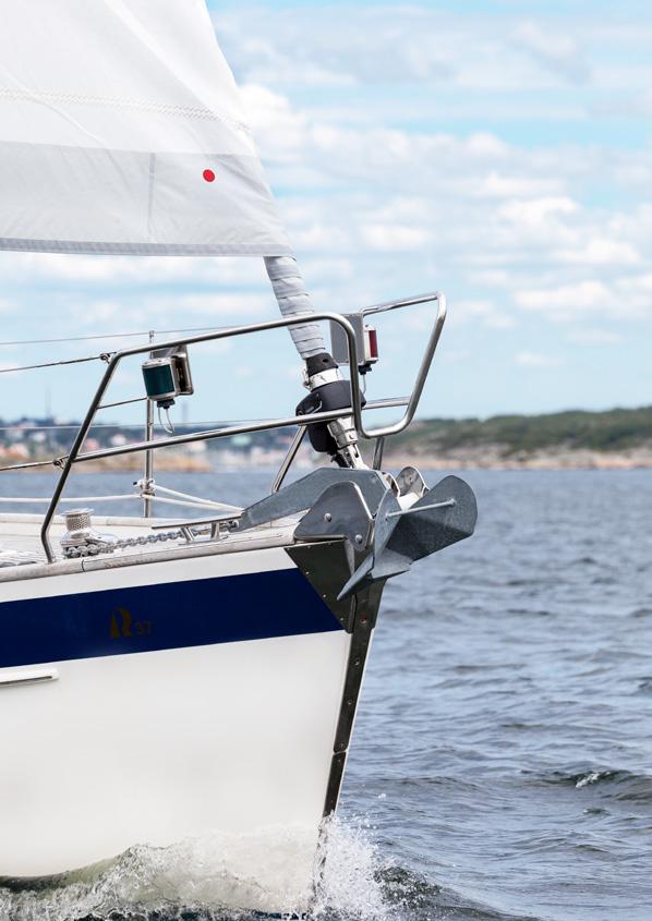 The main advantage of a through-deck installation is better sailing performance as a result of a longer luff length.