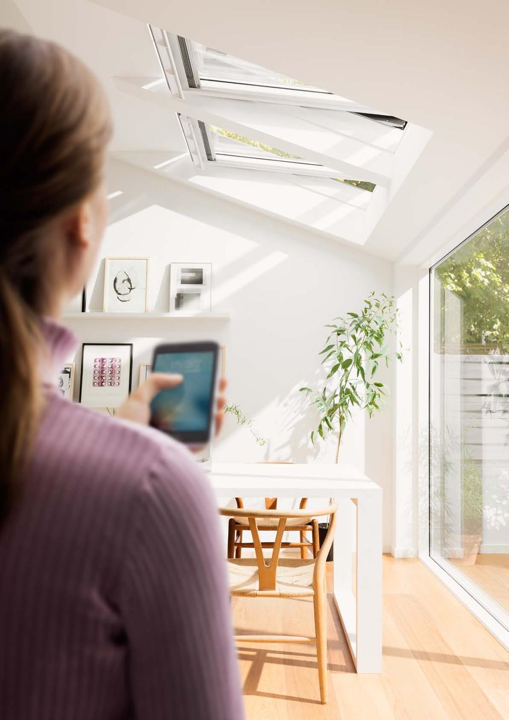 Lihtne on muuta kodu mugavaks Paranda oma kodu sisekliimat ja muuda oma elu lihtsamaks. VELUXi kardinad ja aknakatted saab muuta elektriliselt või päikeseenergia abil kaugaks.