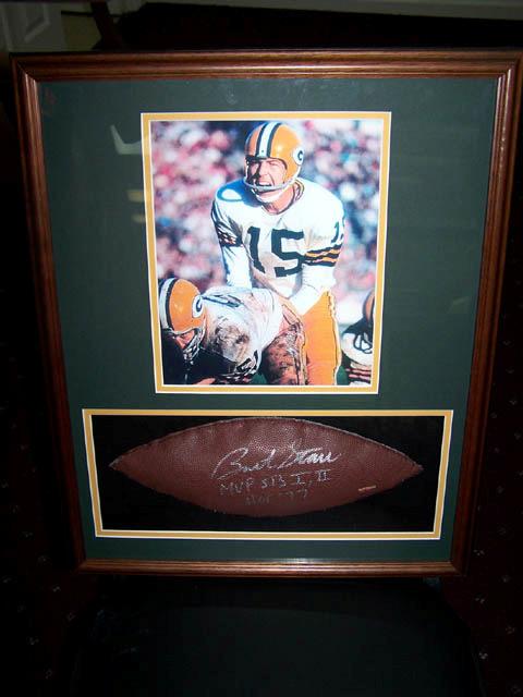 Item #BP10-14 Bart Starr This 16x20 shadowbox features Alabama Crimson Tide alumni and Green Bay Packers legend Bart Starr.