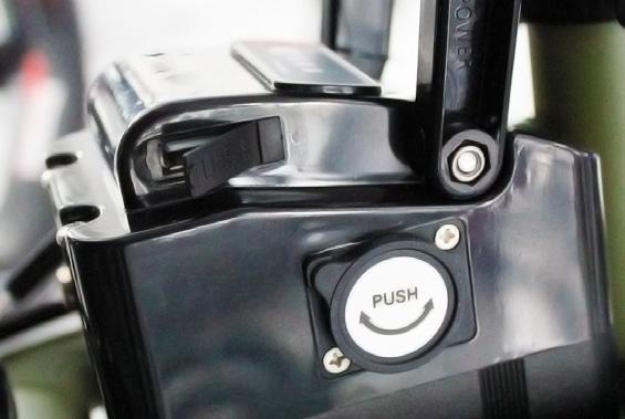2. Deschideți capacul de protecție al mufei de încărcare situat pe bateria bicicletei electrice și introduceți