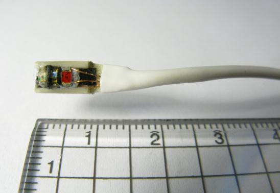 Contact probe The non-fibre optic ( direct contact ) probe is fabricated from surface-mount red and infrared emitters and a surface mount photodiode mounted onto a rectangular polypropylene strip.