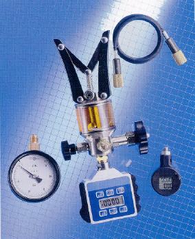 Hydraulic pressure calibrators PM 700 A, PM 700 D, PM 710 PIC pressure range of handpump: 0...400 bar (distilled water) 0.