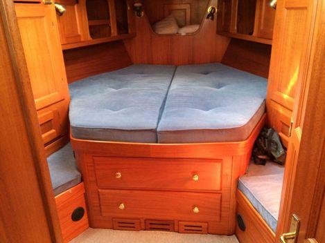 Forward owners cabin Large double bed with sprung mattress Large storage drawers under bed Storage in