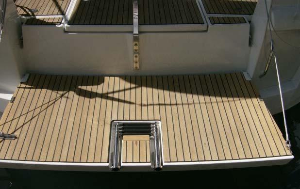 Whilst under sail, the transom should remain closed and secure.