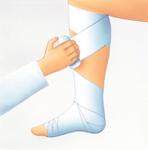 Congestion in the hollow of the knee space and thus chafing of the bandage can be avoided if the lower leg is bent at a right angle during bandaging.