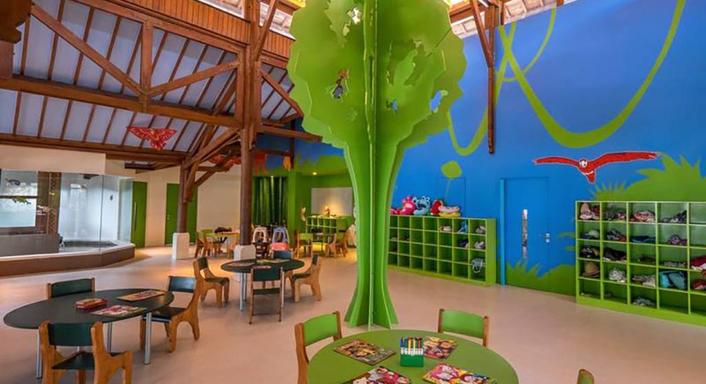 Childrens' Services Childrens' Clubs Baby Club Med (4 to 23 months)* Petit Club Med (2 to 3 years)* Age Range min. Age Range max.